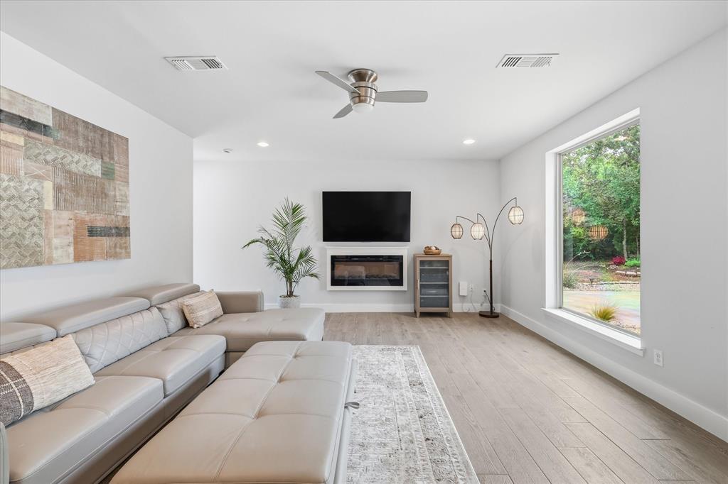 Emerald Sound At Lake Lewisvil - Residential