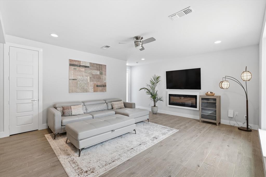 Emerald Sound At Lake Lewisvil - Residential