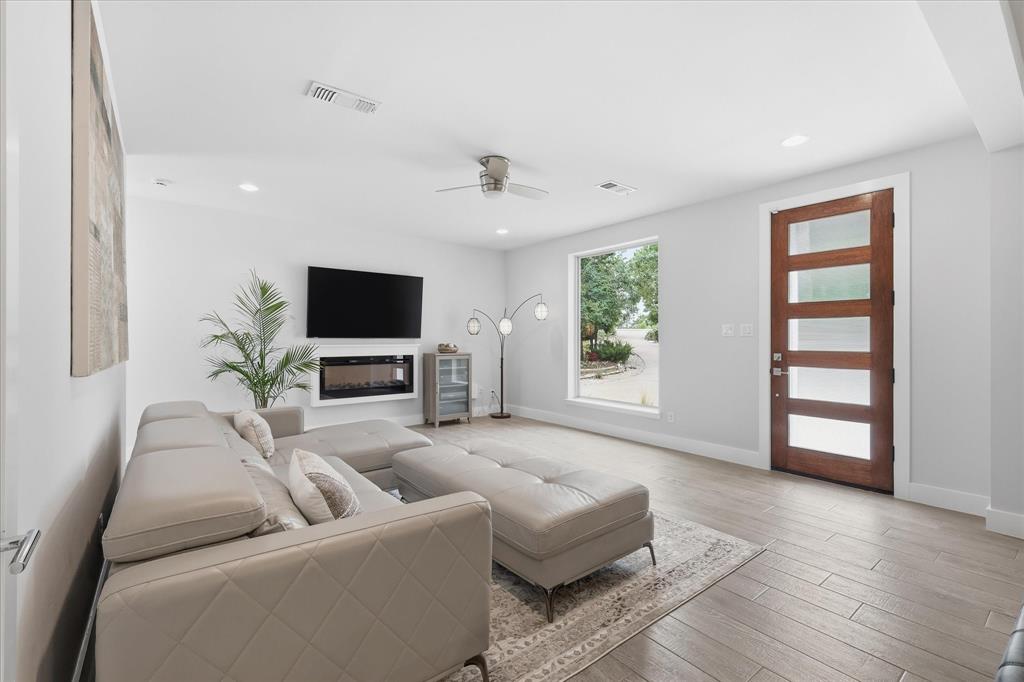 Emerald Sound At Lake Lewisvil - Residential