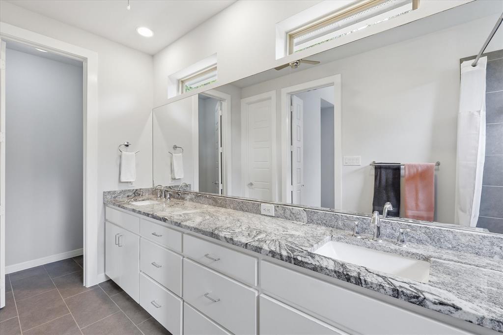 Emerald Sound At Lake Lewisvil - Residential