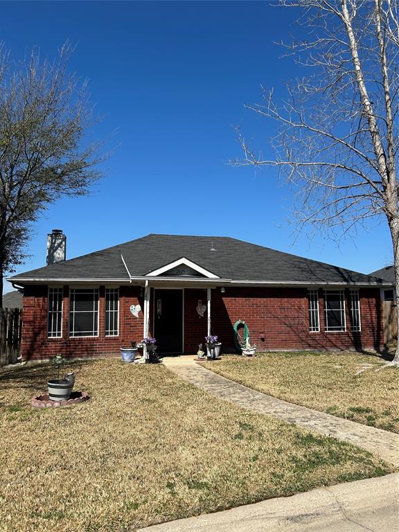 One-owner single story home close to schools, parks, trails, restaurants, shopping and more. Spacious family room with recent wood floors and wood burning fireplace adjacent to kitchen and dining area. Appliances, water heater, sprinkler system and HVAC are approximately 6 years old. Kitchen has good amount of cabinet space and counters and a nice sized casual dining area. Primary and guest bedroom are generous sized. Extended patio in back, sprinkler system, solar screens, new front door are just a few of the highlights in this charming home. Next to Fish Creek Linear Park with miles of hiking and biking trails, art, pond and more. Easy access to freeway and convenient to tons of restaurants, shopping and entertainment. Close to schools too!
SELLER DOES NOT HAVE SURVEY SO BUYER TO PURCHASE A NEW ONE.