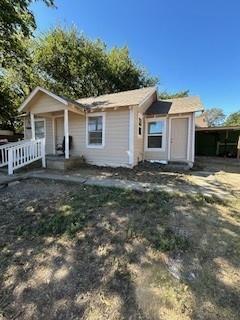 2 bedroom, 1 bath family home in historical area of McKinney. Convenient to services and commute. Family community. Home needs update-repairs.
Exterior recently repaired and painted, with new doors and three new windows.  Bathroom recently renovated. Past Tenants lived there 20 years. Home is Located in McKinney Historical Preservation district.