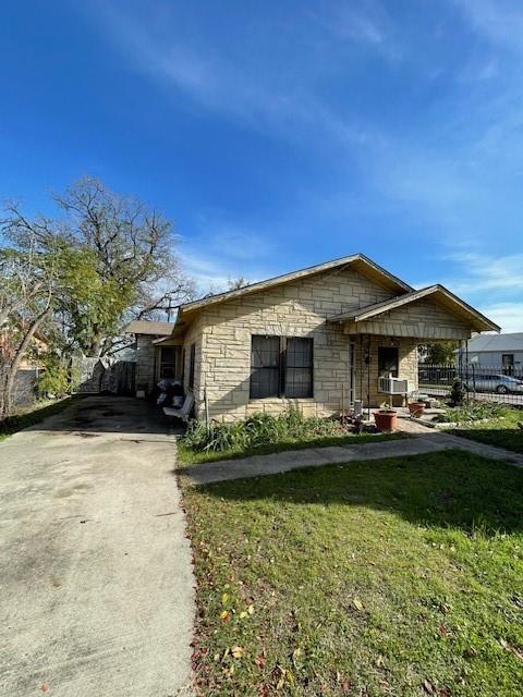 Nicely corner house 3 bedroom 1 bathroom house near downtown and Stockyards. Will not accept blind offers. Sold AS IS, No HVAC, foundation and roof need work. No sellers disclosure available.