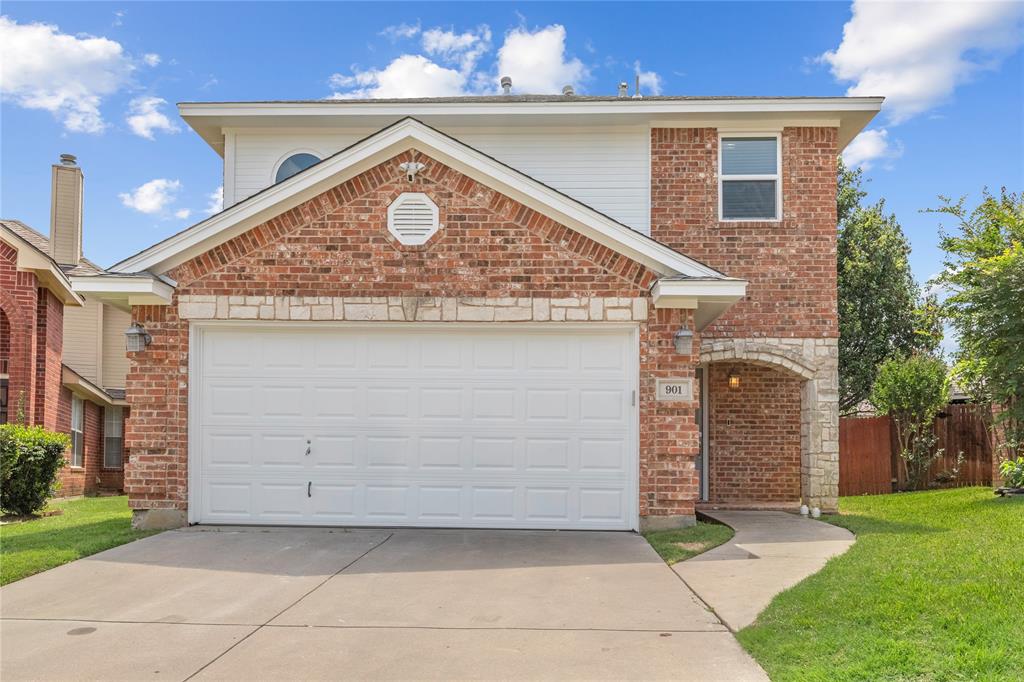 OPEN HOUSE ON 5.30, SAT, AT 12-2PM!!
*MODERN KITCHEN *GATED COMMUNITY *HEB Schools* MOVE-IN READY

Welcome to this well-maintained 3-bedroom, 2 full bath, 1 half bath home in Harwood Courts offering inviting curb appeal and a welcoming covered entry. Inside, soaring ceilings and abundant natural light lead into an open layout connecting the living, kitchen, and dining areas—creating a comfortable flow for both everyday living and entertaining. The living room features a fireplace and views of the backyard, while recessed lighting adds a clean, modern feel throughout the main living spaces.

The kitchen is well-appointed with quartz countertops, a farmhouse sink, designer vent hood, ample cabinetry, breakfast bar seating, and a center island for added prep and gathering space. The dining area is ideally positioned with views of the backyard and easy access to the outdoor living space.

Upstairs, the private primary suite features tray ceilings and an ensuite bath with dual sinks, soaking tub, separate frameless glass shower, and walk-in closet. Secondary bedrooms are nicely sized with ceiling fans and flexible space for guests, family, or a home office.

Step outside to a fenced backyard with trees and plenty of space for pets, play, entertaining, or relaxing outdoors.

Conveniently located in Hurst-Euless-Bedford ISD with easy access to shopping, dining, parks, schools, and major roadways.