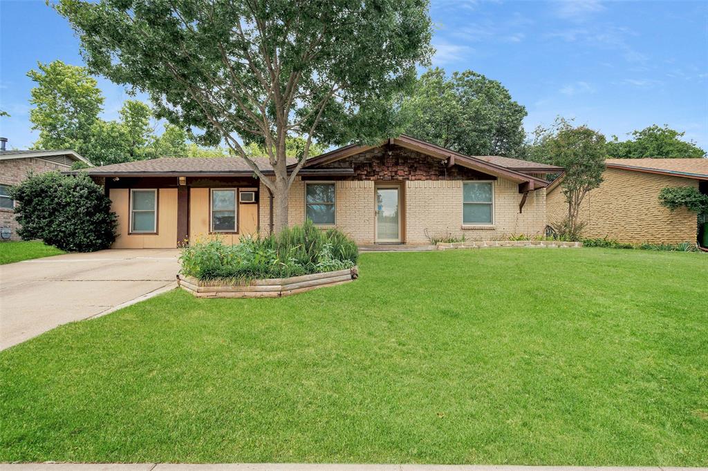 Welcome Home!!
This 1-owner, 3-bedroom, 2 bath home is perfect for a growing family. The additional Family Room and garage conversion provides room for entertaining or indoor activities. The small shop, with electricity and air conditioner is perfect for the handyman, arts & crafts space or playhouse. If you need lots of indoor storage space, then this home provides that as well.