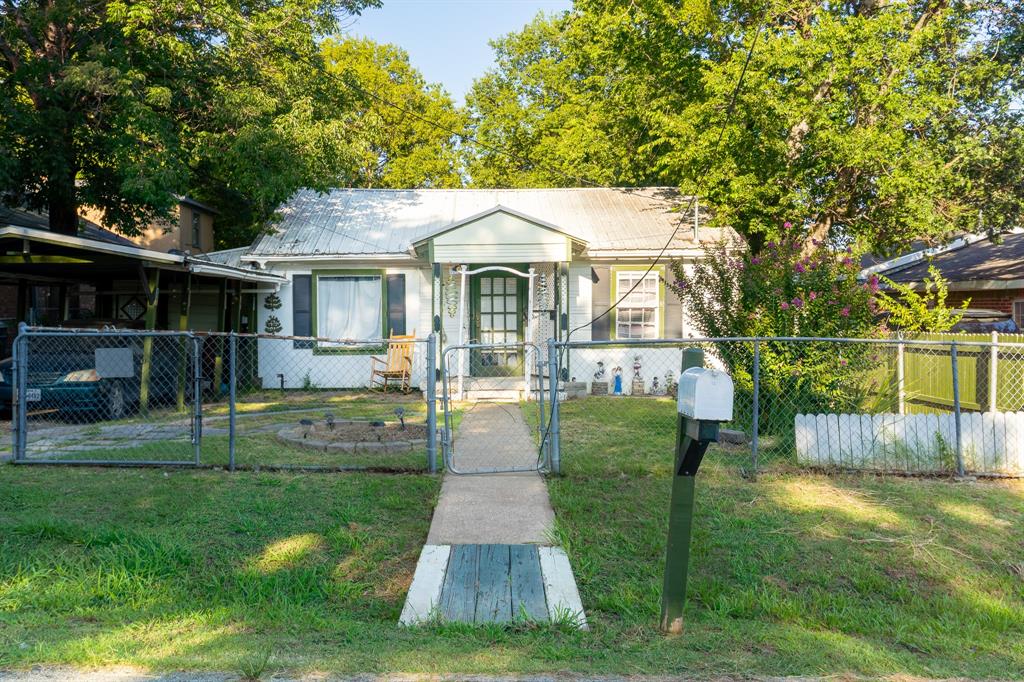 MOTIVATED SELLER! Exceptional investment opportunity in Dallas!  This 2 Bedroom 1 Bath single-family residence offers a functional layout with opportunity to add on and make yours! Complete with a 1-car carport and covered area for more storage! Ideal for investors seeking a renovation project, the property is situated in a high-demand area with strong potential. This property is also conveniently perfect for first-time homebuyers looking to put their own touch into their home! Being 15 minutes from downtown Dallas, and 1 minute to Texas Horse Park at the Trinity, this neighborhood is catching eyes! Back yard is also the perfect place for planters and more potential!