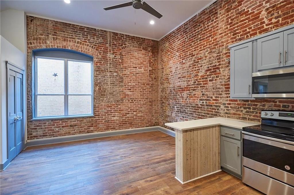 Historic Ennis downtown living at its best with this precious loft. Inside this 1 bed 1 bath loft, you will discover exposed brick and original restored hard wood floors. Located on the corner of Brown St., you will have access to all that downtown has to offer from restaurants and bars to small business boutiques and downtown events and festivals all with walking distance. Code needed to enter the building provides you with privacy.
Showings to start Saturday December 16,2023.