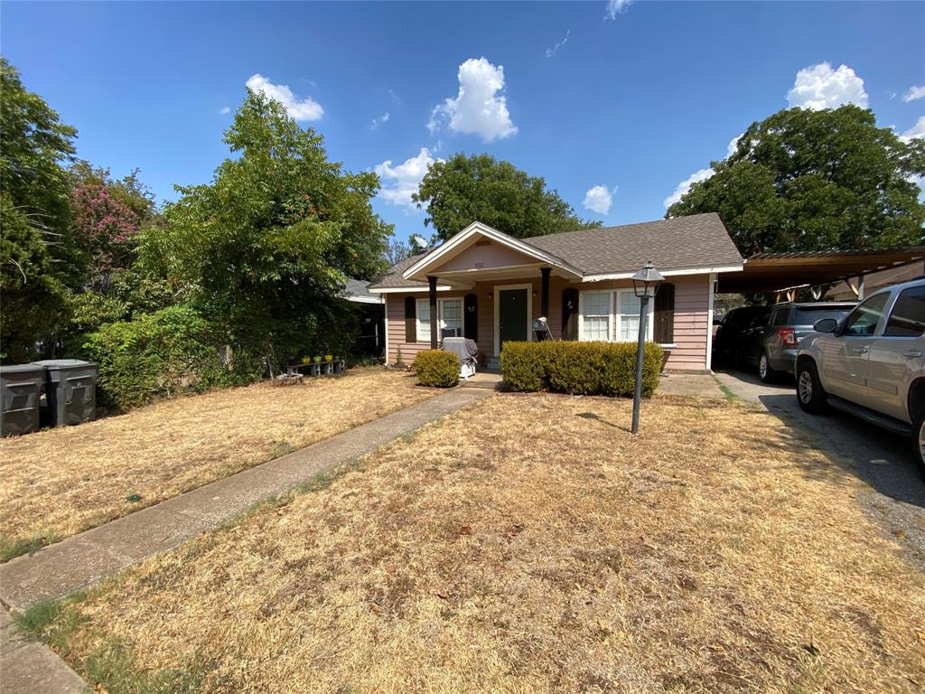 VERY NICE AND WELL MAINTAINED HOME,WITH A CURB APPEAL,VERY NICE ROOMS,OPEN KITCHEN TO THE DINING ROOM,ORIGINAL WOOD  FLOOR,THIS HOUSE OFFERS A LOTS SPACE INSIDE FOR FAMILY MOMENTS AND TO BUILD NEW MEMORIES ,THE REALY BACK YARD OFFERS A LOTS OF ROOM TO STORAGE YOUR TOYS, CHICKENS WITH BIG SPACE FOR YOUR PETS AND FAMILY,THE LOCATION OF THIS PROPERTY IS VERY GOOD,CLOSE TO 1-30 AND MAYOR HIGHWAYS, RESTAURANTS,FOOD STORES ETC TO MANY THINGS TO BE LISTED, THIS PROPERTY HAS A BACK GATE FOR  ACCES FROM THE ALLEY FOR YOU TO STORAGE YOUR EQUIPMENT AND TOYS,DON'T LET THIS ONE GO BY.