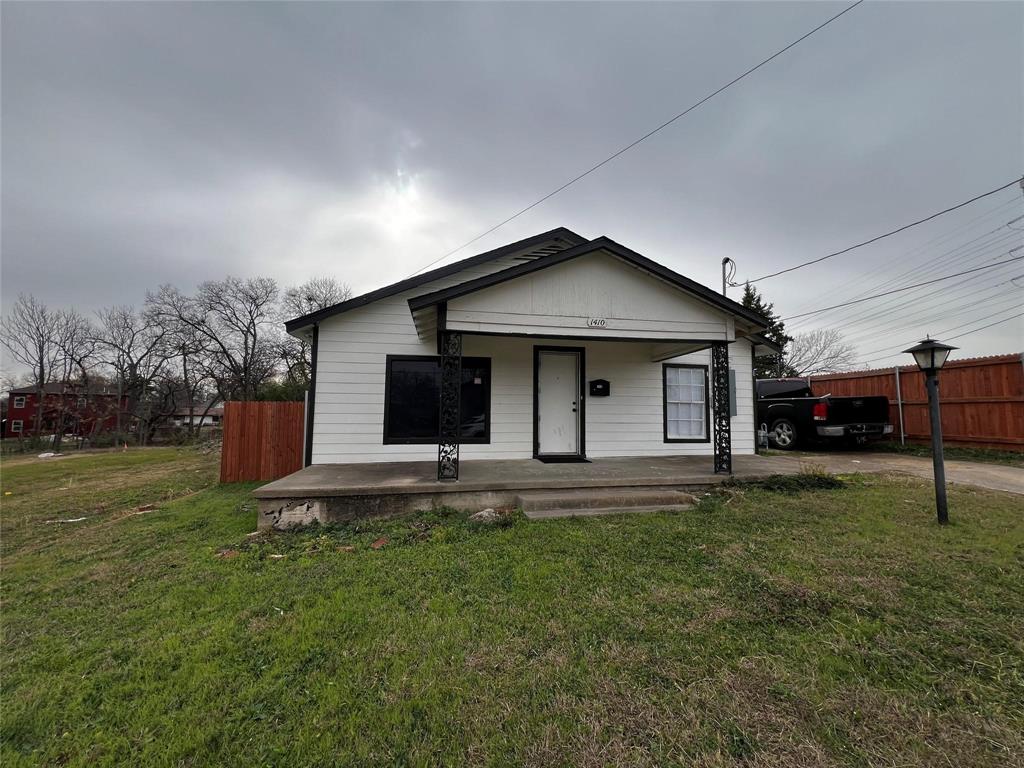 A 3-bedroom home with an open floorplan that offers a functional layout and comfortable living space. The living, kitchen, and dining areas flow together, creating an open and practical space for everyday living. The property is conveniently located near major freeways including I-30, I-45, and I-35, providing easy access to downtown Dallas, shopping, and dining. The home also features an attached guest house in the back with its own kitchen, bathroom, and bedroom — perfect for extended family, rental income, or a private home office. A solid opportunity for a homeowner or investor looking for a well-located property.