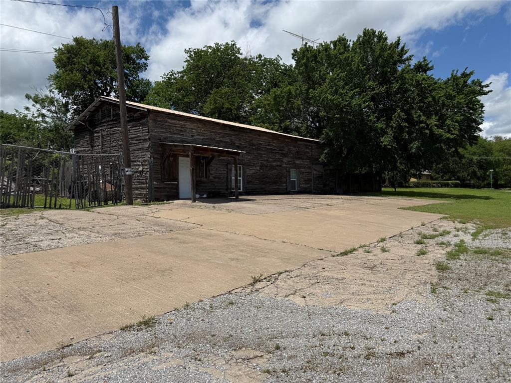 Investment opportunity in Bonham! 503 Katy Boulevard is a property with tons of potential, ideal for renovation or redevelopment. The home is in distressed condition and being sold as-is. Located just minutes from downtown and major roads, this property offers convenience and visibility in a growing area.
Additional properties also for sale:
501 Katy Blvd – Adjacent corner-lot shop, also in need of repair
816 & 820 E 6th Street – Vacant residential lot nearby, perfect for future build or added value
Great package opportunity for investors, builders, or buyers looking to unlock value with multiple parcels.