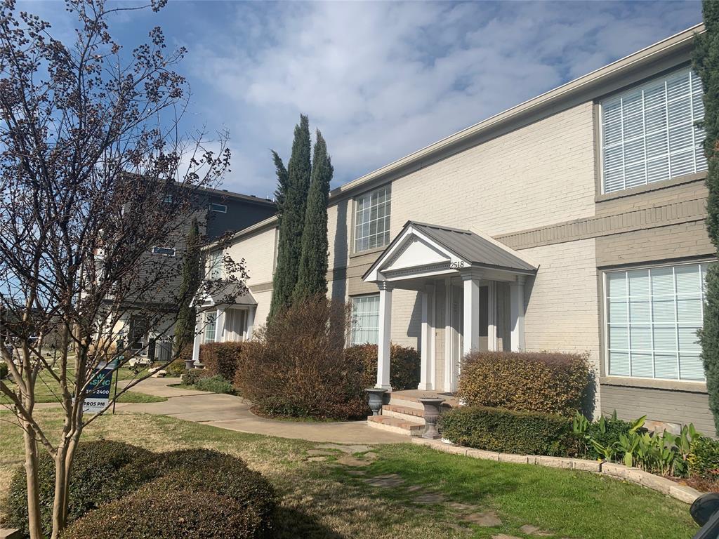 The apartments on Fitzhugh are near the Central Expressway and just a quick drive to Uptown, Downtown, Knox-Henderson, and Lower Greenville Avenue. This one bedroom apartment features a washer and dryer and a bright open floor plan!