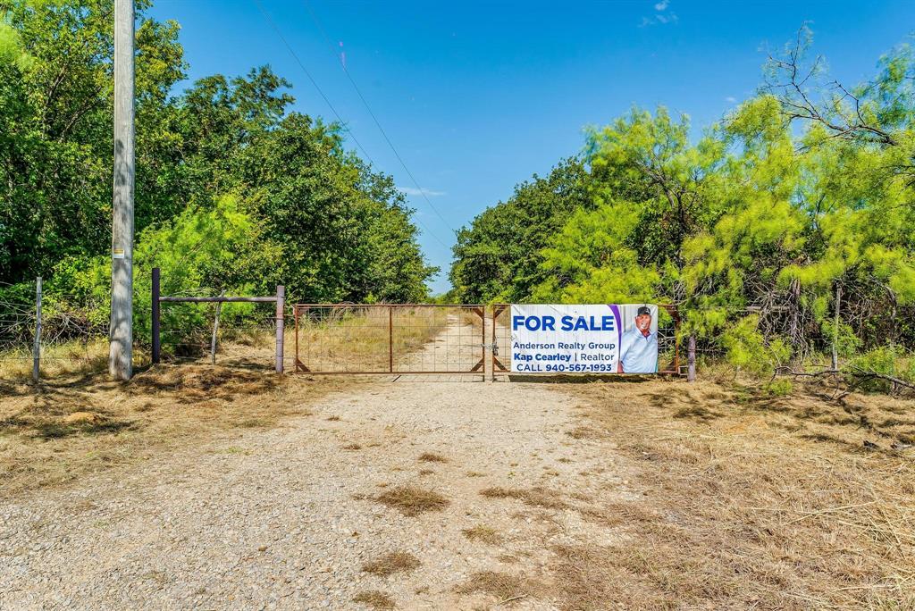 Incredible recreational hunting acreage or a fantastic place to build your dream home.  180 acres of heavily treed acreage with an abundance of wildlife.  Has been hunted little to known during this owner's tenure.  If you  have dreamed of building your dream home, this is the land for you.  Just 3 mile from town center will give you the privacy and seclusion you crave.