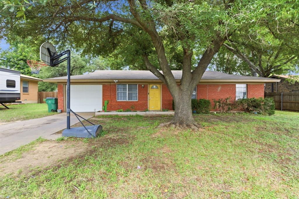 Well-maintained 3-bedroom, 1.5-bath brick home in a convenient location near Tarleton State University campus, schools, shopping, and dining. This home offers a functional layout with comfortable living spaces and a spacious backyard enclosed by privacy fencing. The large outdoor area provides plenty of room for entertaining, pets, or everyday enjoyment. With its classic brick exterior, desirable location, and generous yard space, this home is a great opportunity. Schedule a showing today, home is tenant occupied and will require a minimum 24 hours notice.