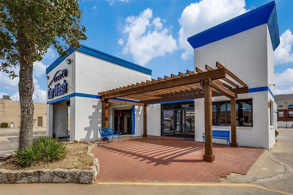 Real Estate + Business.
This flex car wash has a 140 ft tunnel, 15 vacuums, and 2 POS, and offers a variety of car detailing packages. 4 unit bay storage or auto bays in back could be used as a service center or leased out.
VPD: 21,325 W. Main & 13,843 Garden Ridge (2023)