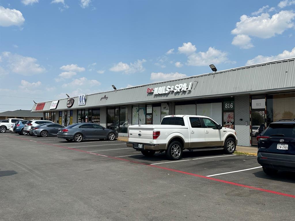 -100% occupied
-New roof
-Resurfaced parking lot
-Separately metered units for utilities
-5,300 new homes planned within 0.5-mile of the property
-Pylon signage
-11,240 SF building on 1.07 SF lot