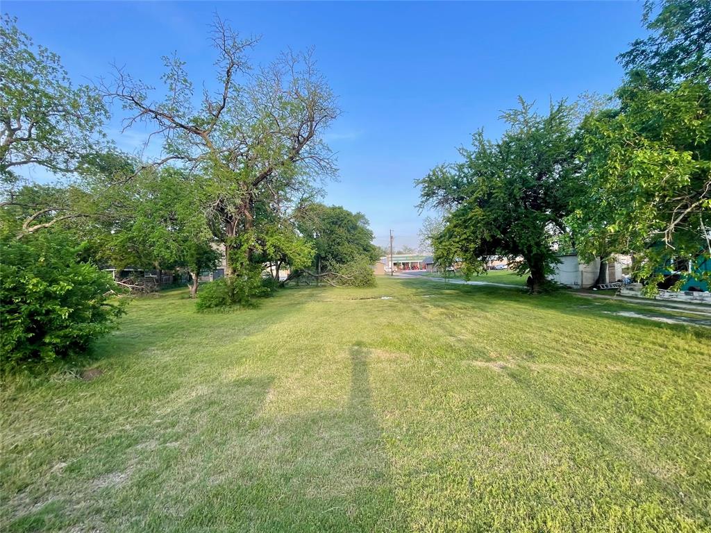 This empty lot provides an opportunity to build the home you have always envisioned! It is situated near Historic Downtown Gainesville. Adjacent lot 320 Morris St is also for sale.