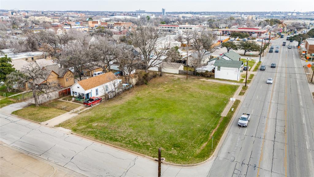 Neighboring lot, 310 W Northside to be sold in conjunction with 306 W Northside for a total of 0.275 acres. Commercial lot zoned E- Bring your vision to life. Property has been cleared and ready for your next project- High traffic area- near the stockyards and the Trinity river project.