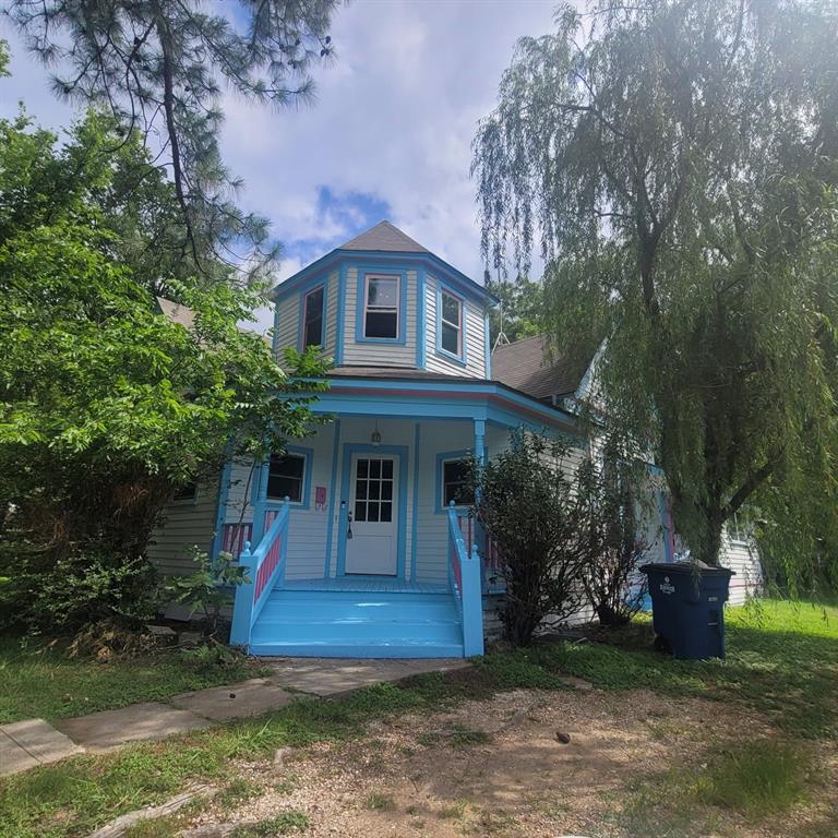 Lots of character in this 4 bedroom 3 bath 2 story Historic single family home with 2 living areas and 1,797 square feet. 2 covered parking spaces. This house has central air, electric range, dishwasher, hardwood floors, carpet in the bedrooms and lots of built-in shelving.