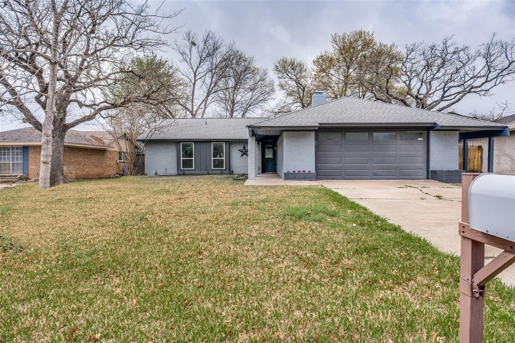 Beautifully renovated 4-bedroom home in West Arlington with a modern, functional layout. Enjoy quartz countertops, 2025 stainless steel appliances, and rich wood flooring throughout. The living area features an accented fireplace and great natural light.
Spa-style bathrooms include a freestanding tub, accent tile, and a large framed-glass shower. Smart thermostats, updated HVAC units, and ceiling fans in every room add comfort and efficiency.
Private backyard with board-on-board fencing and a storage shed. No HOA. Close to parks, playgrounds, tennis courts, walking trails, and a softball field. Minutes from Arlington ISD schools, Globe Life Park, AT&T Stadium, shopping and major highways.
Move-in ready—perfect for families and first-time buyers.