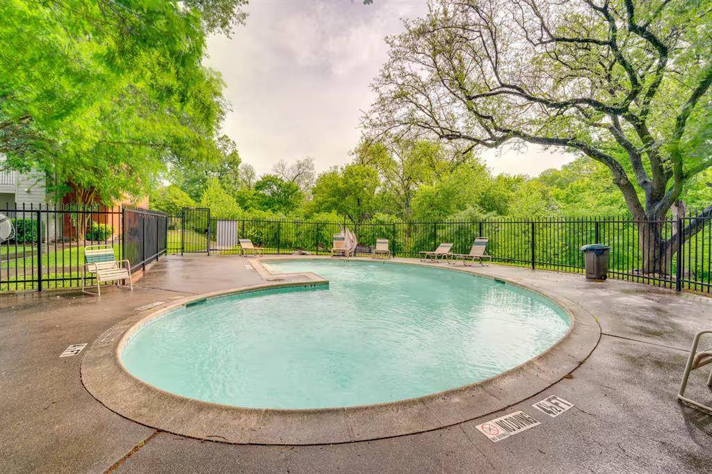 Beautiful ground-level condo, perfectly positioned just 7.7 miles from uptown Dallas' vibrant hub. The condo offers a beautifully appointed 1-bedroom with a spacious walk-in closet and an ensuite bathroom complete with a relaxing tub. It also features a functional layout that includes a dining area, living area, and a well-equipped kitchen with an electric range, electric oven, microwave, dishwasher, and more. Additionally, the condo comes with a dedicated parking space and centralized air condition and heating. Located in a quiet, gated community with an outdoor pool. The area offers easy access to top attractions like The Dallas World Aquarium, The Sixth Floor Museum, and Deep Ellum's Texas barbecue, live music, and nightlife. A perfect retreat for your investment portfolio or an ideal starter home for a new family.