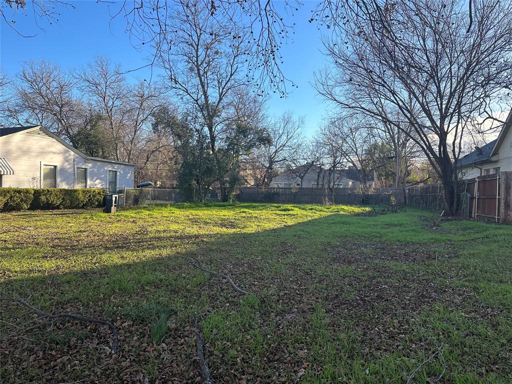 Come build your dream home ! Rare opportunity in Fort Worth !