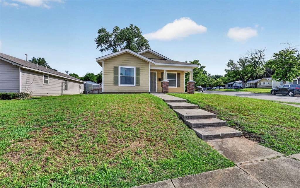 Competitive pricing & Motivated Sellers! CORNER LOT house offers an excellent opportunity for both home buyers and investors. The property is in excellent condition and ready for move-in or rental income potential. Whether you are searching for your next home or looking to expand your investment portfolio with a lease-ready property, this home is a fantastic opportunity with long-term potential. Solar Panels will be paid and removed from the house.
Casa con Lote de esquina ofrece una excelente oportunidad tanto para compradores de vivienda como para inversionistas.La casa se encuentra en excelentes condiciones y está lista para habitar o generar ingresos por renta.
 Ya sea que esté buscando su próximo hogar o una propiedad lista para inversión y renta, esta casa representa una gran oportunidad con excelente potencial a largo plazo. Los Paneles solares seran liquidados y retirados de la propiedad.
