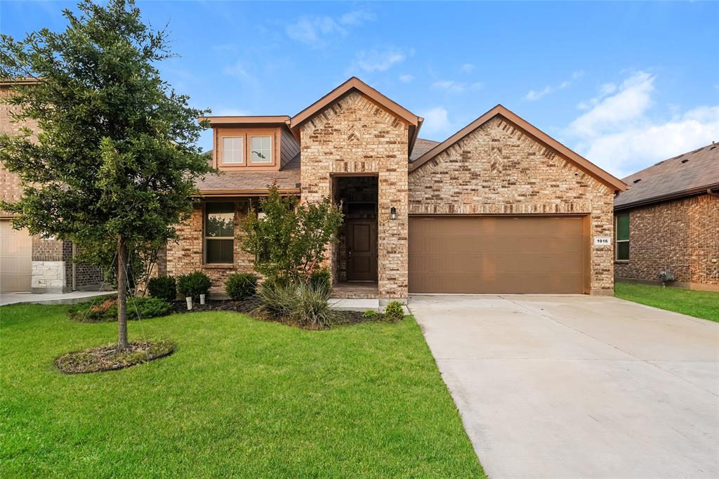 Beautiful 4 bedroom, 3 bath home with office features ample space for the entire family! The kitchen boasts a chic design accentuated by a full set of stainless-steel appliances. Located in an HOA with a plethora of family-oriented amenities and positioned in a top-notch school district, this property provides access to a multitude of attractions. With convenient proximity to Hwy 114 and 35W, excellent shopping and dining options are just minutes away. Perfect for commuters, this is a home you won't want to miss!

***Home has an assumable loan with a less than 3% interest rate!***