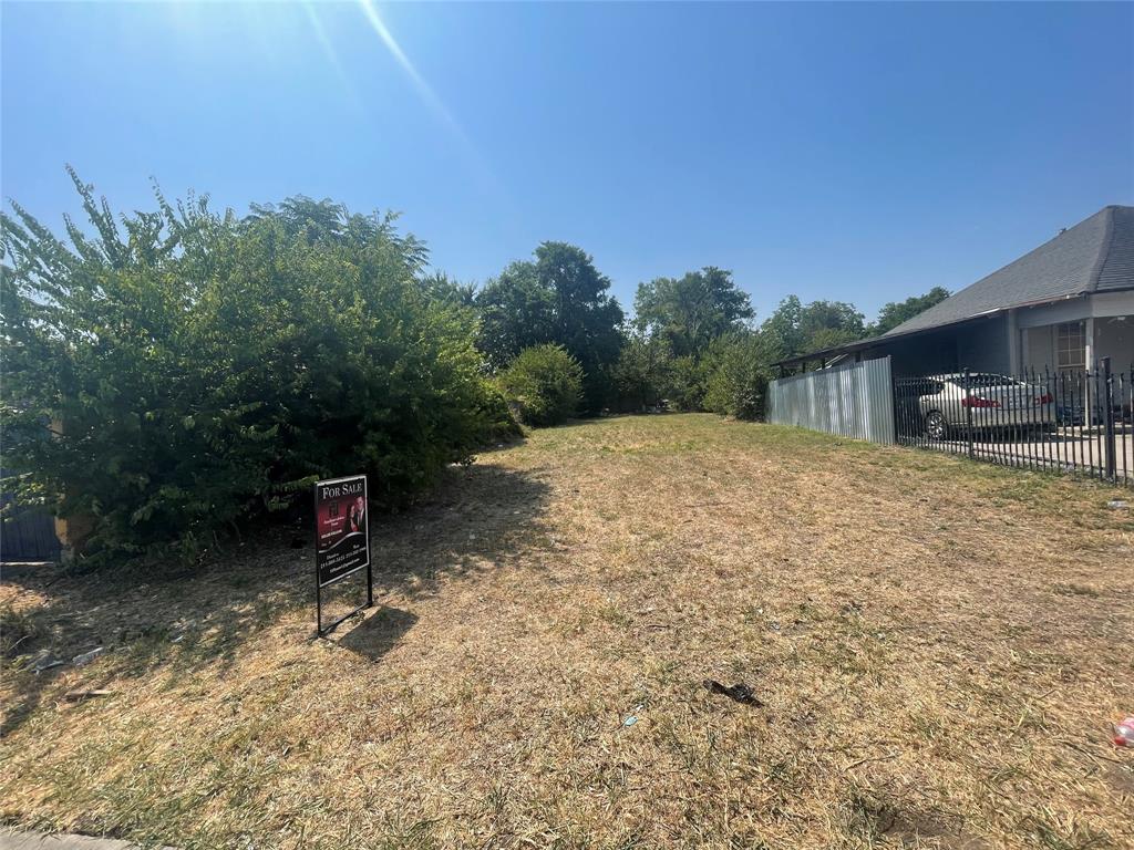 Great opportunity to build a new home on this lot. Minutes away from Bishop Arts District and downtown Dallas.