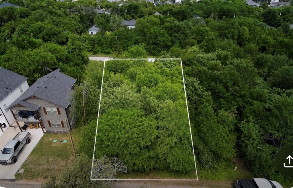 BUILD IN GATED COMMUNITY! Vacant lot in Canyon Creek Subdivision, outside city limits. Property HOA includes a security guard at gated entrance, basketball and tennis courts, park, community pools, and boat dock. Gas can be obtained with a propane tank, electric is provided through United Co-Op, Well water can be provided by Aqua, sewer service is available through septic.  Boundary lines are approximate and for illustrative purposes only.