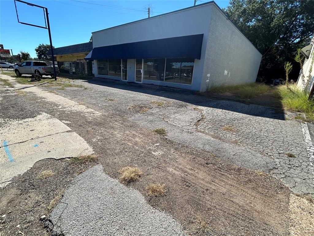 Discover exceptional visibility and accessibility with this 3,375 sq. ft. commercial building perfectly positioned in the heart of Tyler, Texas. Situated near the high-traffic corridors of US Highway 64 (Erwin St.) and US Highway 31 (Front St.), this property offers outstanding connectivity to major routes, downtown Tyler, and surrounding commercial districts. The building’s versatile layout is ideal for retail, office, medical, or service-based businesses seeking a central, high-exposure location. Generous on-site parking, easy ingress and egress, and strong traffic counts make it a standout choice for tenants or investors alike. With its strategic location, adaptable space,and proximity to key thoroughfares, this property presents a rare opportunity to establish or expand your business in one of Tyler’s most dynamic commercial areas. Property Highlights: 3,375 SF of flexible commercial space Prime central Tyler location Quick access to US Hwy 64 and US Hwy 31 Excellent visibility and signage potential Ample parking and convenient access Contact us today to schedule a tour or learn more about this exceptional property.