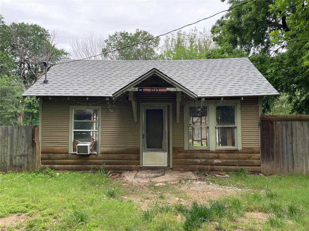 Great opportunity in Denison for investors or builders. This flat 0.6024-acre lot offers excellent potential for new construction or completing an existing project. Spacious enough to accommodate multiple builds (buyer to verify), with plenty of room for outdoor living. Located in an established neighborhood with strong appeal. Bring your vision and make this property shine. Motivated sellers!