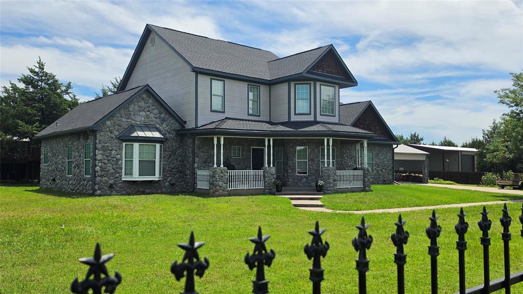 Brandon V Lake Living - Residential
