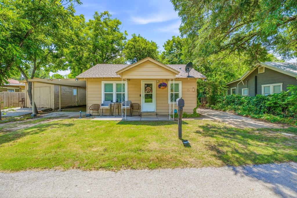 Great Starter or investment home!! Check out this fantastic little home! Located just a block from the downtown area, and the Stephenville city park! This home is currently rented for $1400 per month and the tenants are moving out in June! This home will be available at the perfect time for the fall semester at Tarleton State University! This is a great opportunity for the parent of an incoming or returning Tarleton student! This is a great home and ready for its new owner! So come take a look quickly or this one will be gone!