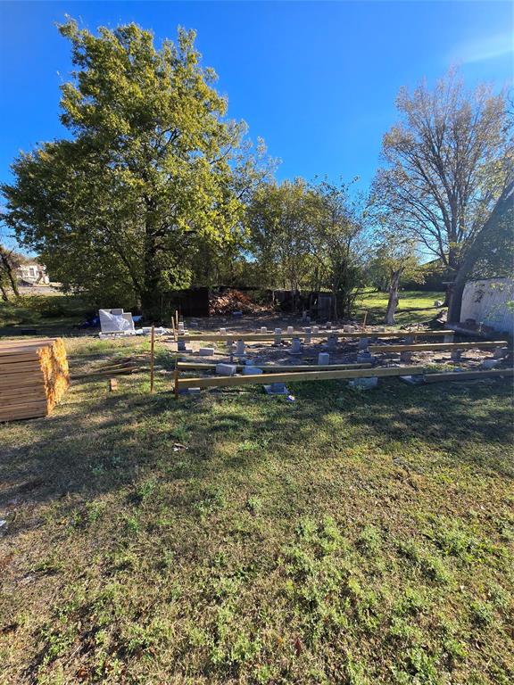 Discover the perfect opportunity to build your dream home on this conveniently located vacant lot in the charming city of Ennis. Property Highlights
Location: Situated on Kaufman St, offering easy access to city amenities and major routes. Great size for a standard residential multifamily build in the Kaufman Corridor Core District. Ideal for constructing a new income generating residence in an established neighborhood.