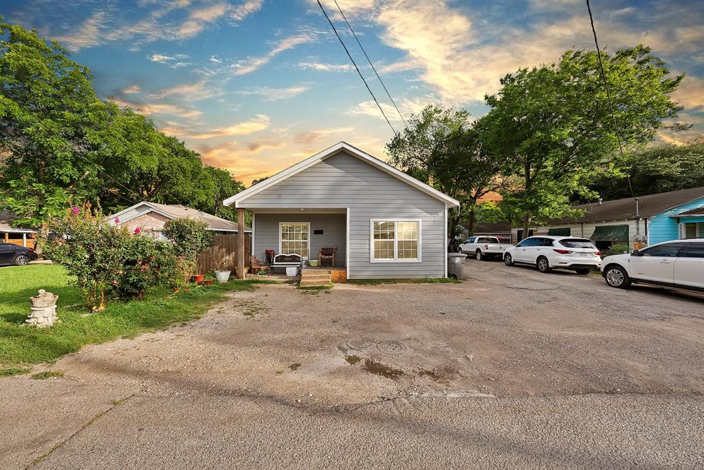 Exceptional triplex investment opportunity in Dallas! Located less than 2 miles from the Bishop Arts District, this income-producing property features three 2-bedroom, 1-bathroom units with great updates throughout. Conveniently positioned near dining, shopping, entertainment, major employment centers, and downtown Dallas, the property offers broad appeal and easy access to everyday amenities. Whether you're looking to expand your investment portfolio or add a multi-family asset in a well-connected location, this triplex presents a unique opportunity in an established Dallas neighborhood. This one won’t last, don’t miss out!