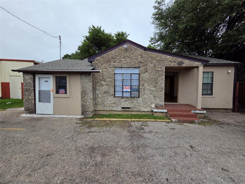 Commercial office for sale.  This property has 5 areas that could be used for individual offices.  There is a kitchen area and a large field behind the property that could be used for storage or extra parking.  This property sits within an industrial and retail area of Dallas so there are many possibilities for this commercial property.