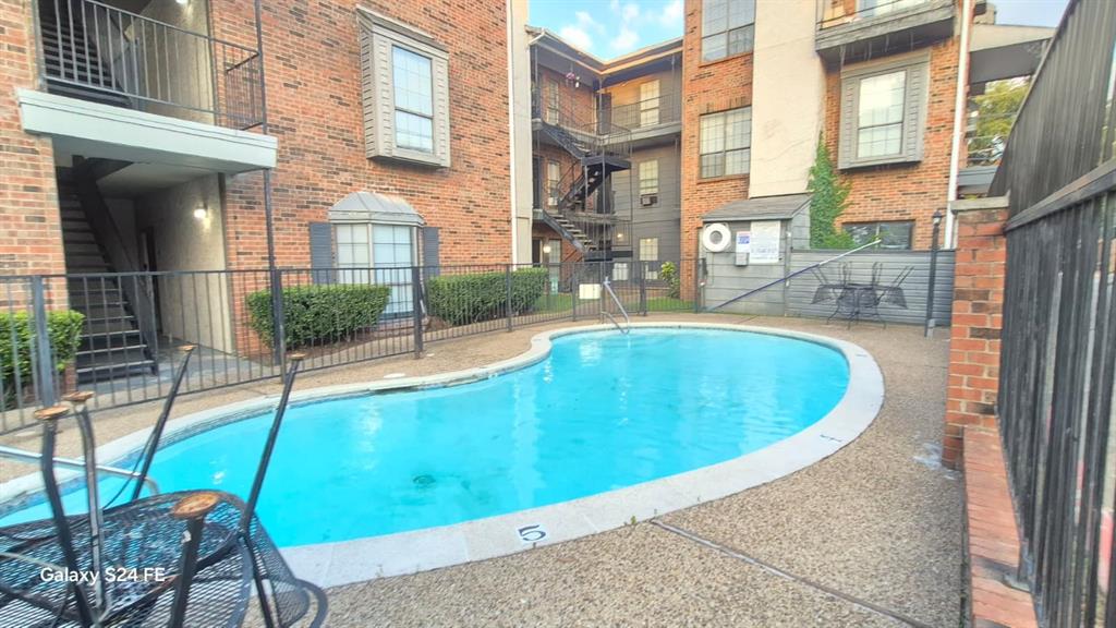 HUGE opportunity! WITH POOL FOR SUMMER Beautiful unit #209 on 2nd floor.  This well-maintained 1 bedroom, 1 bathroom. Don't miss out on this gem of a recently updated condo, living and dining area with fireplace, private BALCONY, FRESH PAINT ALL OVER. Includes refrigerator. Great location next to North Park Mall, DART rail, Restaurants and all entertainment you would want. Easy access to I-75, Greenville Ave., I-635 and Northwest Highway. 1 Assigned parking Space #42. The HOA covers WATER and maintenance of common areas, this property offers both convenience and value. Whether you're a seasoned investor or simply looking for a cozy place to call home, this condo is a wise choice. Don't let this opportunity slip through your fingers! With limited options at this price point, it won’t last long. located in prime location. Si necesita mas info me llama x q si le tengo el banco que le da el préstamo.