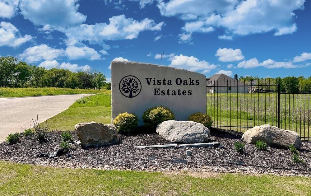 This beautiful 1-acre property is ready for your home to be built. This is an exquisite luxury country living estates
property that has all the feel of the country yet is minutes from downtown Royse City. You'll see deer throughout the
property and a rainwater creek that runs along the back of the property among beautiful trees. Bring your imagination and your builder. This is one of the best lots in Vista Oaks, the land is ready to be built on. No drainages issues.