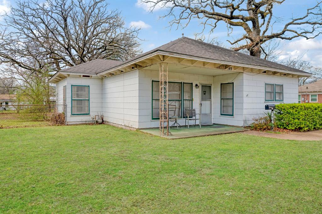 Very well-maintained 3-bedroom, 1-bath home located in desirable NW Paris, within walking distance to Travis Junior High School. This property would make an excellent investment opportunity or family home.
The adorable kitchen features charming built-ins and an abundance of natural light. All bedrooms are spacious and offer plenty of closet space, with one bedroom providing flexibility to serve as a bonus room, office, or playroom if desired.
You’ll also appreciate the oversized utility room along with an additional space perfect for storage, hobbies, or a craft room. Outside, the large fenced backyard offers plenty of room for family activities, pets, and entertaining guests.
Additional features include an attached garage with an overhead door. This is truly a must-see home!
