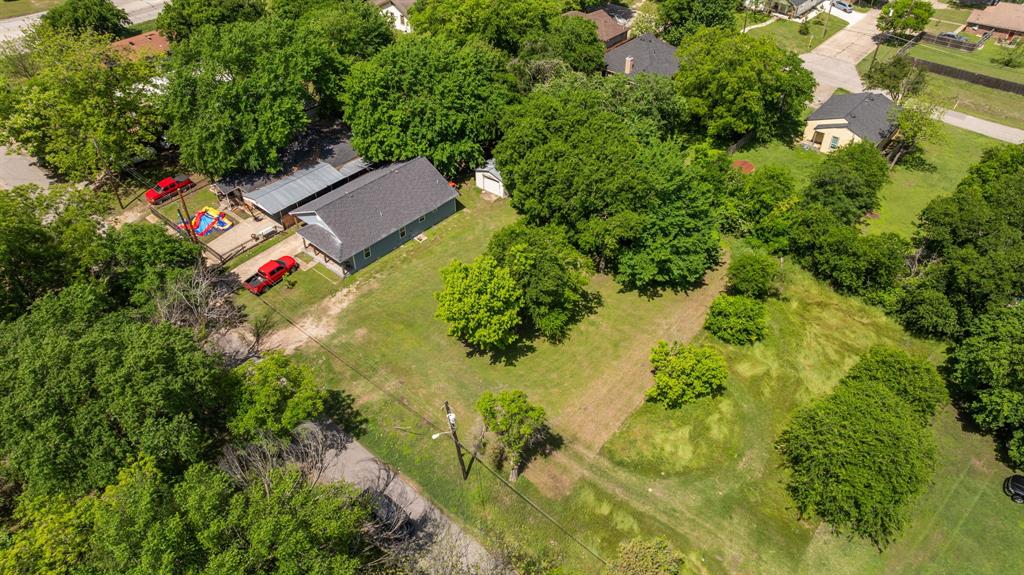 This lot in the city of Ennis offers a great opportunity to build with plans already included. Located within city limits, it provides convenient access to local schools, shopping, and dining. The included building plans are designed for a functional and stylish home, helping save time as you get started on construction. Whether you're looking to build your own home or invest in a project, this property offers flexibility and potential in a growing area.

Buyer and buyer agent to do all their due diligence to verify ALL information including but not limited to schools, utilities, restrictions, etc.