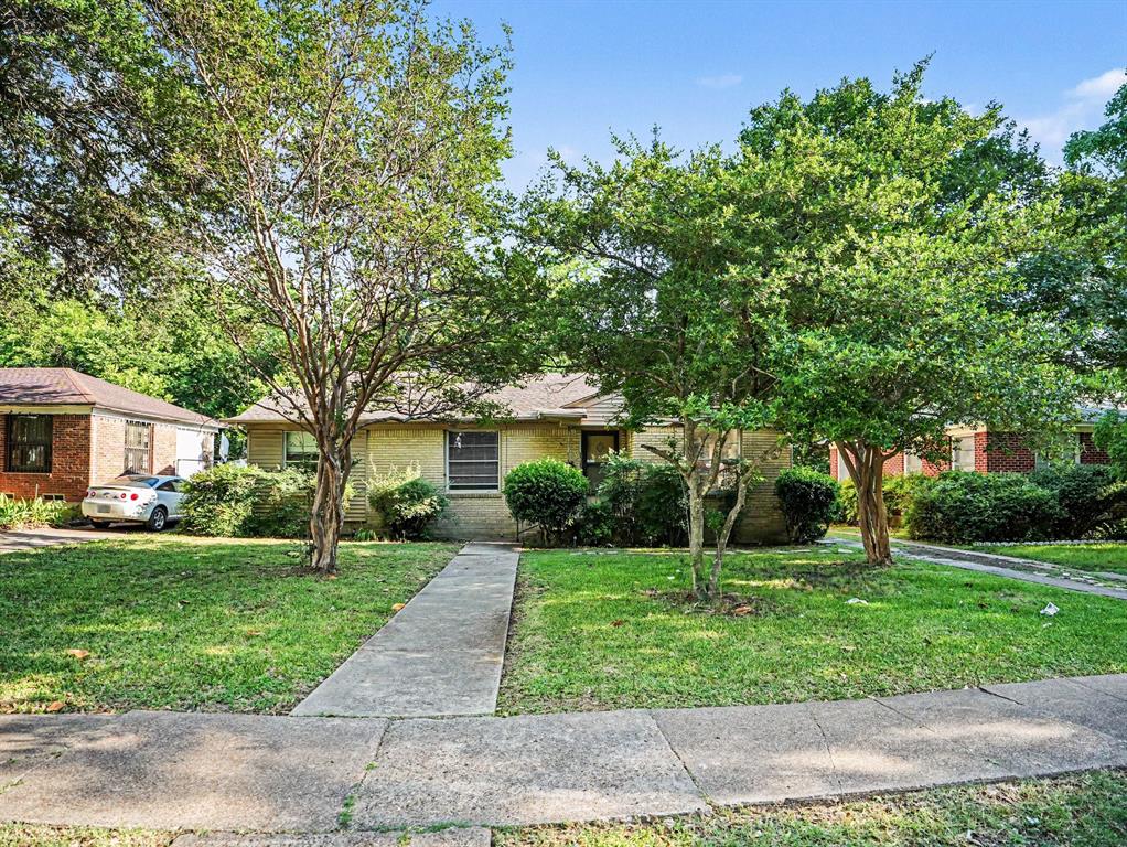This three-bedroom, one-bathroom home in the Parkdale neighborhood of Dallas presents a fantastic opportunity for investors or those looking to personalize their next space.
The interior layout features a kitchen equipped with white appliances and laminate countertops, while the primary bedroom offers the convenience of a large walk-in closet. Outside, the property includes a fully fenced-in backyard, providing a secure and private outdoor area for pets or gatherings.
The location is a major highlight, offering a central hub for outdoor enthusiasts and commuters alike. The location is a major highlight, offering convenient access to major highways and outdoor recreation at White Rock Lake, as well as the Tenison and Keeton Park Golf Courses.
Schedule your private showing today!
