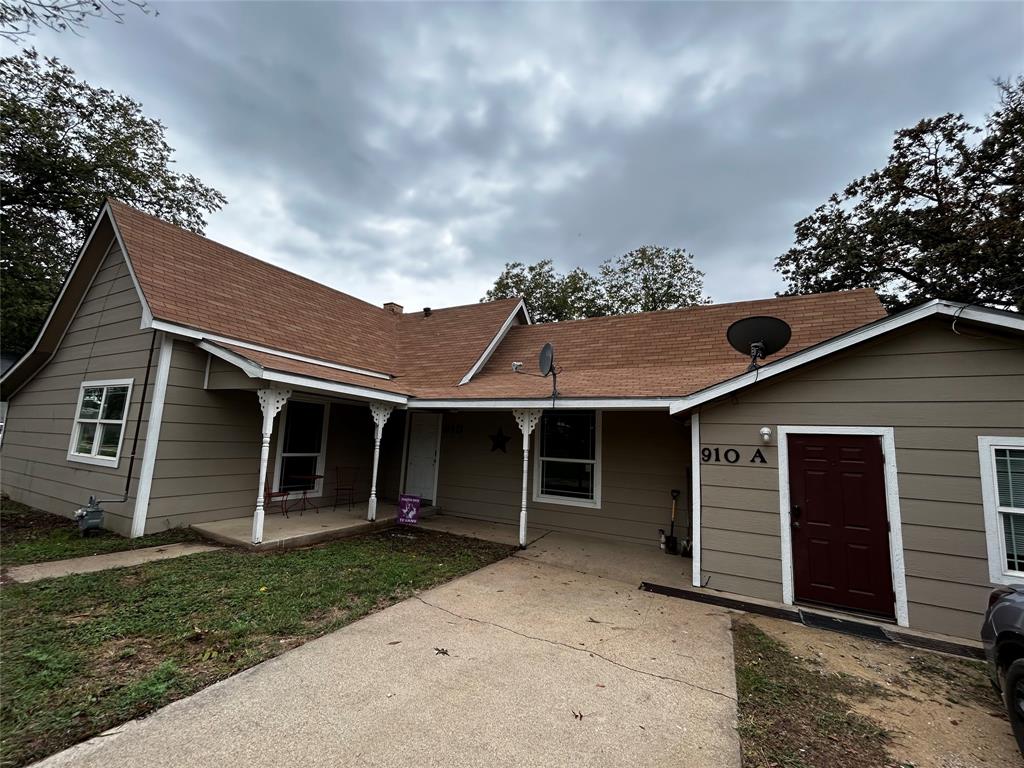 Just a few blocks from Tarleton State University, Central Elementary, and Stephenville City Park, this 5-bedroom, 3-bath home offers location, space, and versatility. Built in 1920, it spans over 2,600 square feet on a half-acre lot, with two separate living areas that make it ideal for student housing, multi-generational living, or single-family use.

Whether you want to spread out and use the whole space, live on one side and rent the other, or turn it into a full investment property—the setup works. You're only 0.2 miles from campus, 0.1 miles to Central Elementary, and 0.6 miles to the park. Hard to beat the options this place gives you.