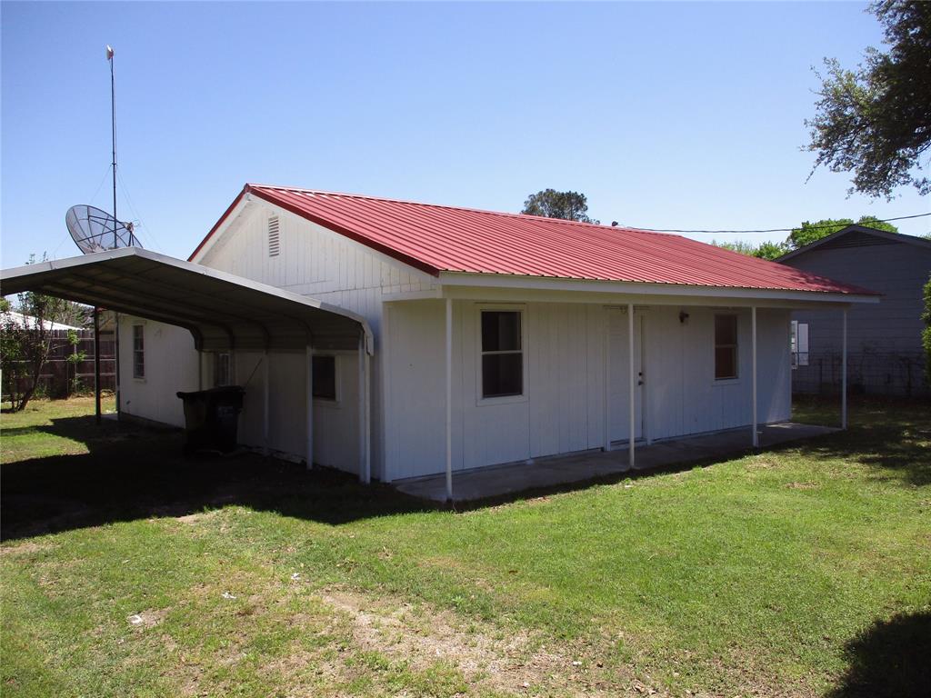 Freshly painted and ready for your finishing touches. hard to find 4 bedrooms, 2 bath home in town with easy access to Schools, Shopping, just minutes from Lake Tawakoni or Lake Fork. Fenced yard for your pets and your children's safety. Come check this out.