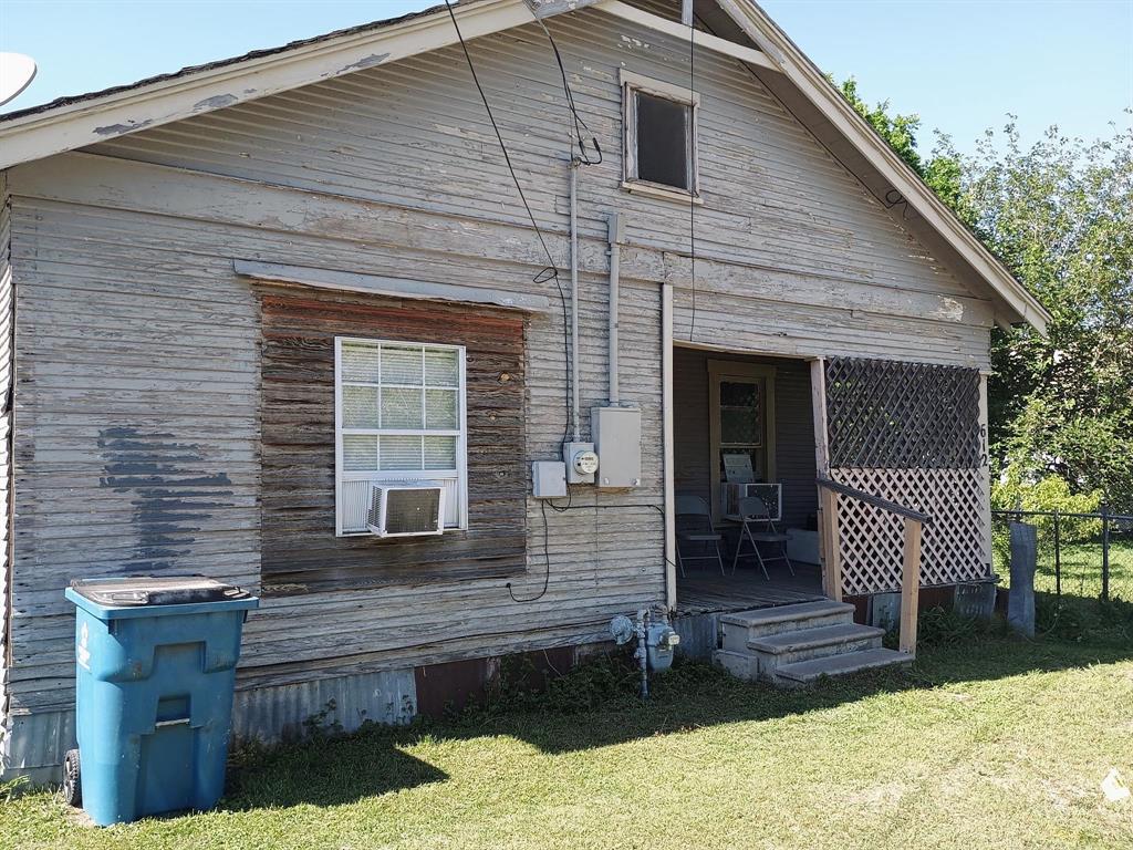 612 W 16th Ave presents a strong value-add opportunity with Main Street frontage, ideal for investors or buyers looking to build equity. This 2-bedroom, 1-bath home is livable and functional, making it suitable for immediate occupancy while repairs and updates are completed.
The property offers a straightforward layout with solid potential and visibility from a well-traveled street.
While repairs and cosmetic improvements are needed, the home is priced with that in mind and provides an excellent chance to renovate, rent, or update to personal preference. Main Street location adds convenience, accessibility, and long-term value appeal.
Located near local amenities, schools, and major routes in an established area of Corsicana. A great opportunity for investors or owner-occupants willing to put in some work to unlock this property's potential.