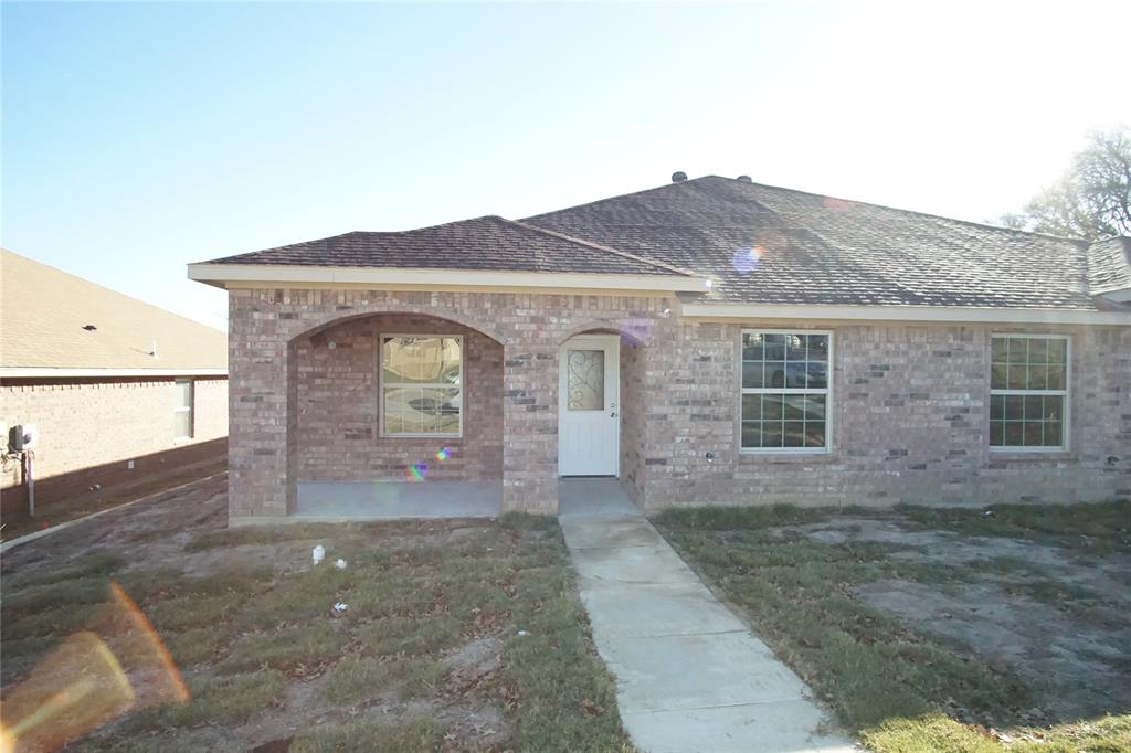 Well maintained duplex with 3 beds 2 baths ready to move in with easy access to I20.