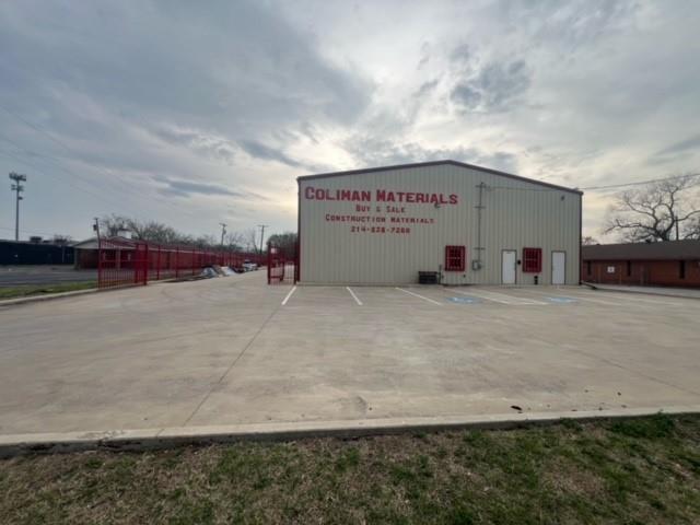 2017 Almost brand new warehouse to help you build your empire. Plenty of office space 1 full bathroom and 2 half bathrooms. Along with a kitchen area and sink with an individual office. Large parking area in the front and back where 18 wheelers can be parked & stored. Minutes away from downtown Dallas! 

Great and excellent opportunity!