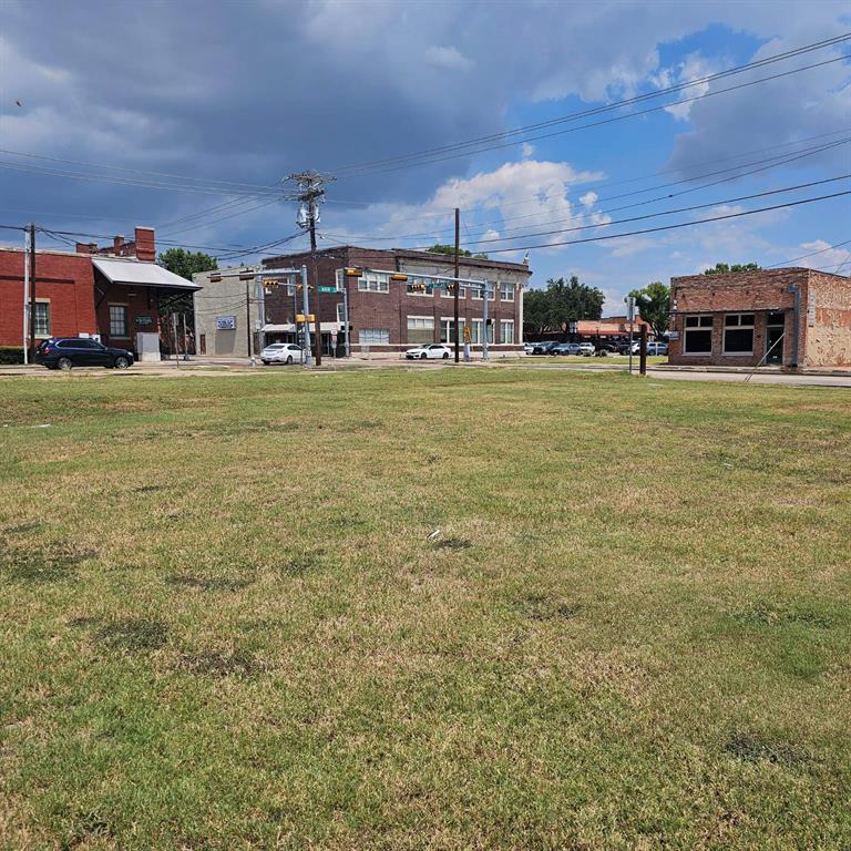 Corner lots with all the utilities available. Surrounded by restaurants and businesses . It is at the Historic District of Lancaster.