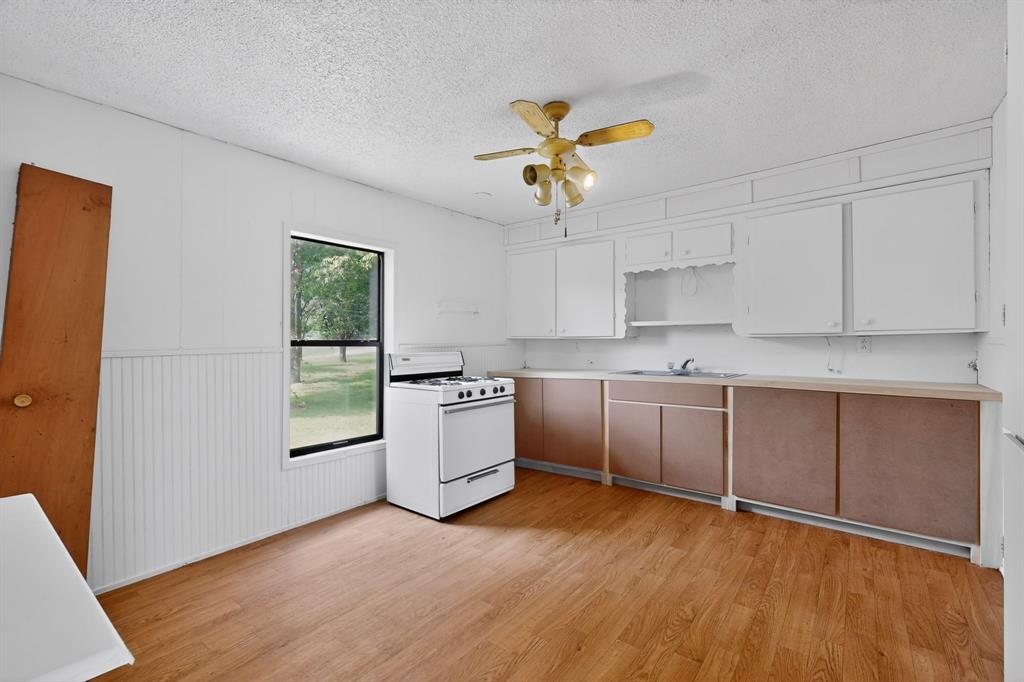 J ABLES, 3.0 ACRES, & HOUSE - Residential