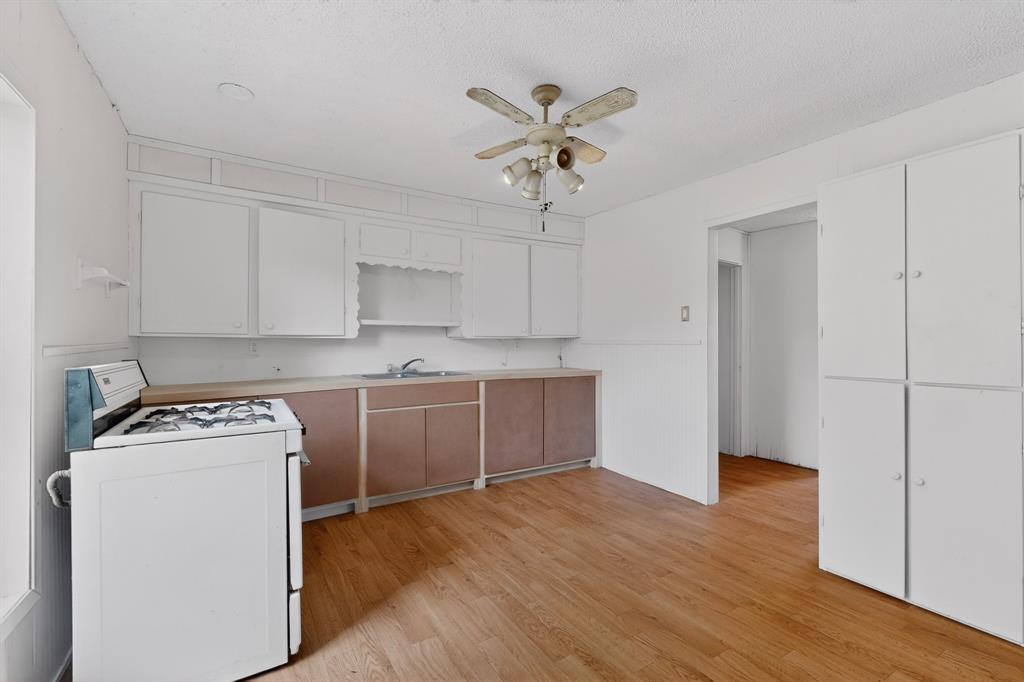 J ABLES, 3.0 ACRES, & HOUSE - Residential