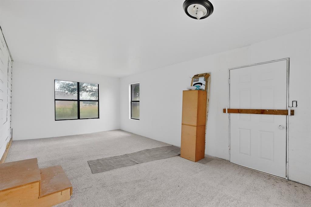 J ABLES, 3.0 ACRES, & HOUSE - Residential